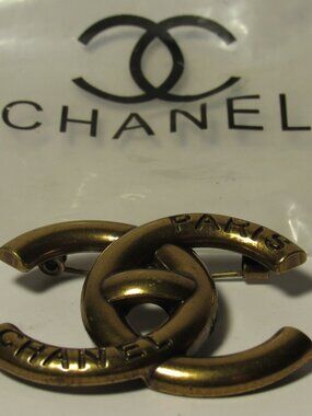 Chanel B21K CC Turn-Lock Brooch - Gold Tone Signature Logo